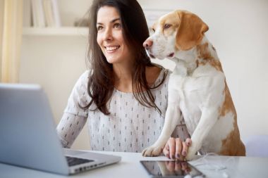 Köpekli güzel bir kadın.  