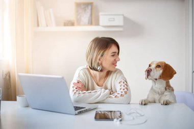 Köpekli güzel bir kadın.  
