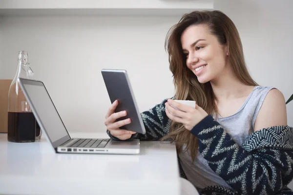 Young Pretty Woman Using Laptop — Stock Photo, Image