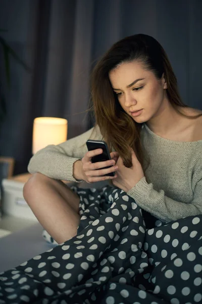 Young Beautiful Woman Using Phone While Laying Bed — Stock Photo, Image