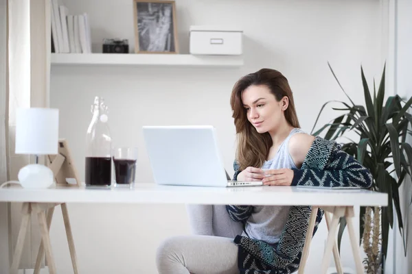 Young Pretty Woman Using Laptop — Stock Photo, Image