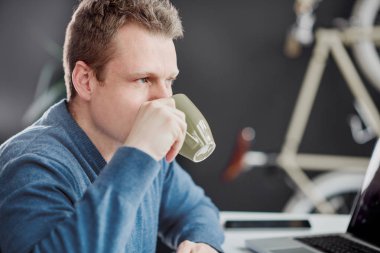 Modern ofisinde çalışan genç adam 