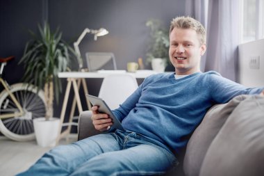 Modern ofisinde çalışan genç adam 