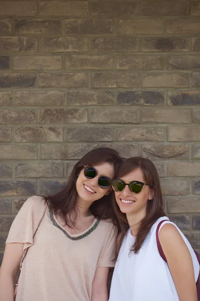 屋外の時間を一緒に過ごす二人の女の子 — ストック写真
