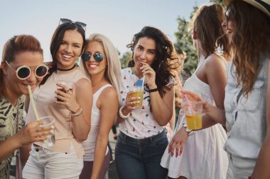 insanlar açık havada, partiye devam kutlama iyi eğlenceler 