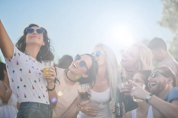 Insanlar Açık Havada Partiye Devam Kutlama Iyi Eğlenceler — Stok fotoğraf