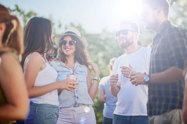 Gente Divierte Fiesta Aire Libre Celebrando — Foto de Stock