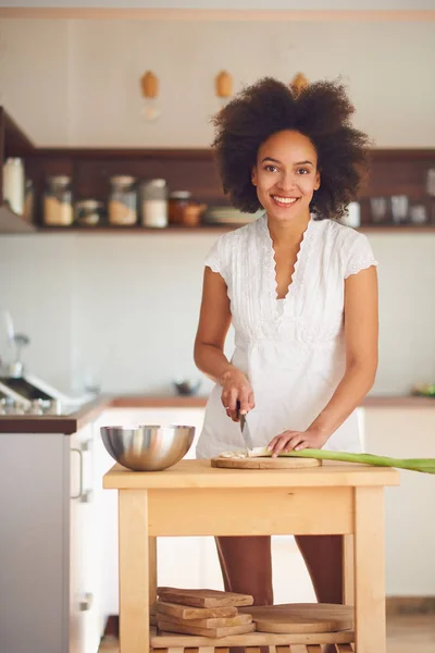 Mezcla Raza Mujer Cocina Cocina — Foto de Stock