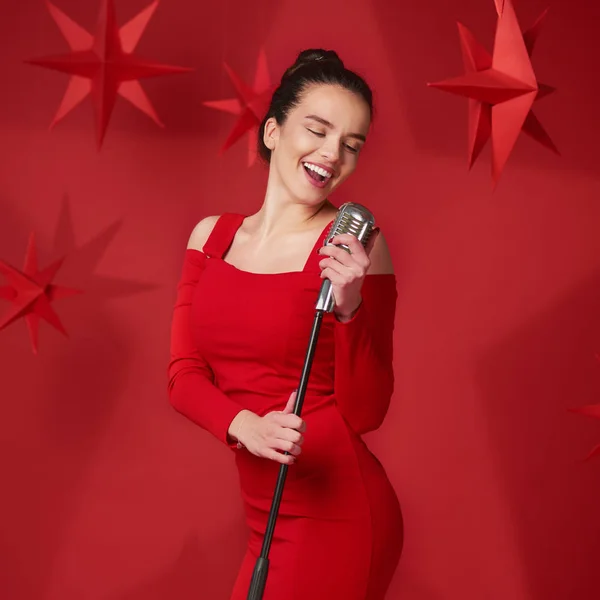 Beautiful Woman Singer Retro Microphone Red Studio — Stock Photo, Image