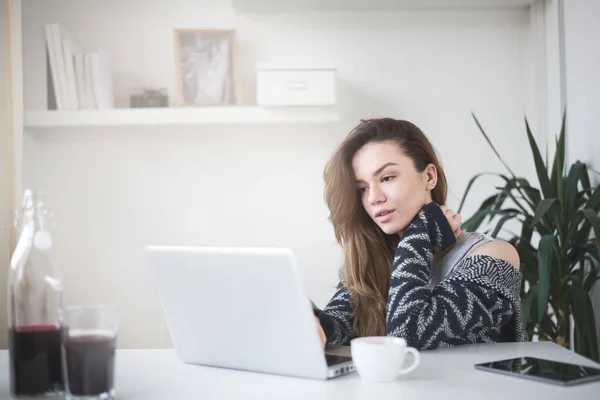 Junge Frau Die Hause Arbeitet Freiberufliches Konzept — Stockfoto