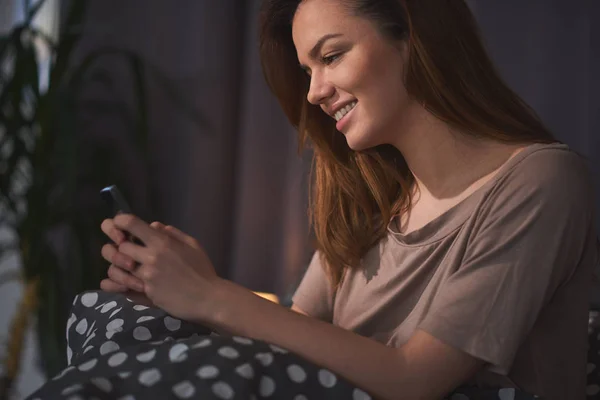 Joven Hermosa Mujer Usando Teléfono Mientras Está Acostado Cama — Foto de Stock