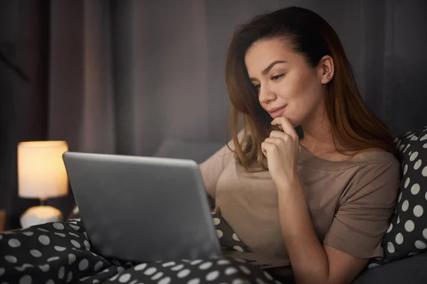 Young Pretty Woman Using Laptop — Stock Photo, Image