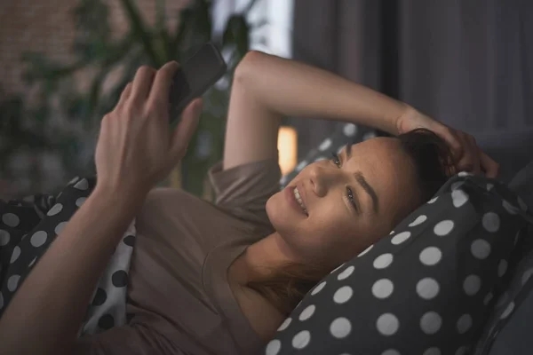 Молода Красива Жінка Використовує Телефон Лежачи Ліжку — стокове фото