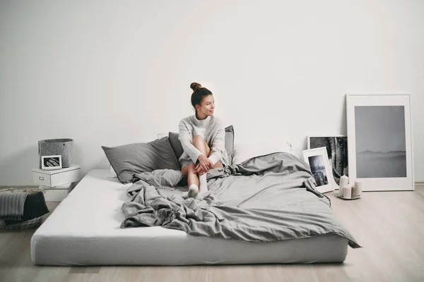 Junge Frau Morgen Ihrem Bett — Stockfoto