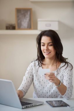 Evde, serbest kavramı çalışan genç kadın  