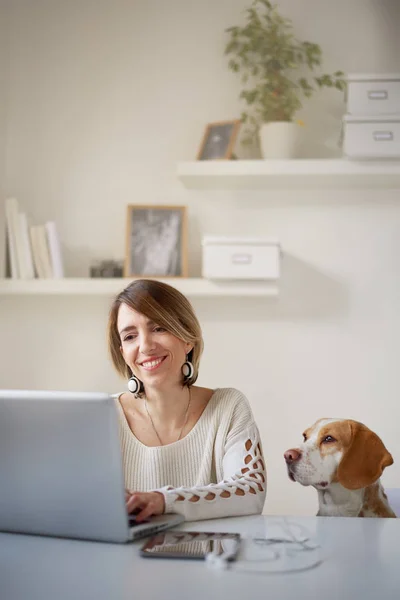 Jeune Belle Femme Avec Chien Maison — Photo