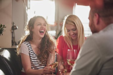 Gençler arkadaş evde şarap içmek 