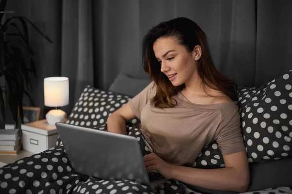 Jovem Mulher Bonita Usando Laptop Casa Conceito Freelance — Fotografia de Stock