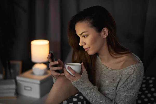 Jovem Mulher Bonita Usando Telefone Enquanto Deitado Cama — Fotografia de Stock