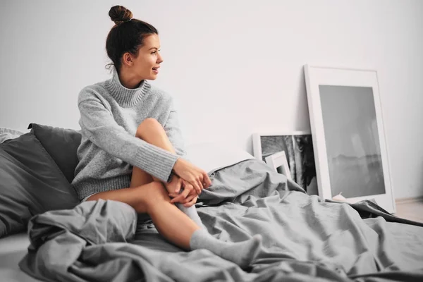 Porträt Eines Mädchens Das Morgens Auf Dem Bett Sitzt — Stockfoto