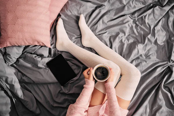 Mädchen Das Morgens Kaffee Trinkt Sitzt Auf Dem Bett — Stockfoto