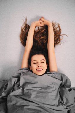 Yatakta yatıyordu süre sabah uyandığımda kız