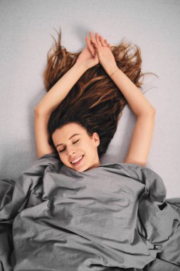 Yatakta yatıyordu süre sabah uyandığımda kız