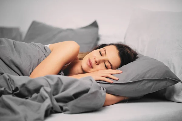 Menina Deitada Cama Dormindo Manhã — Fotografia de Stock