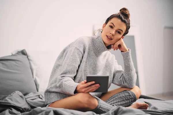 Mädchen Sitzt Morgens Bett Und Liest Nachrichten Mit Tablet — Stockfoto