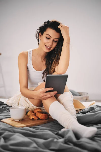 Girl Sitting Bed Morning Using Tablet Reading News — Stock Photo, Image