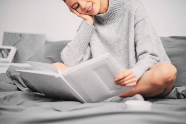 Sabah ve okuma kitabı yatakta üzerinde oturan kadın