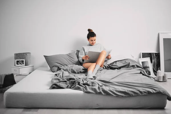 Mujer Sentada Cama Por Mañana Leyendo Libro — Foto de Stock