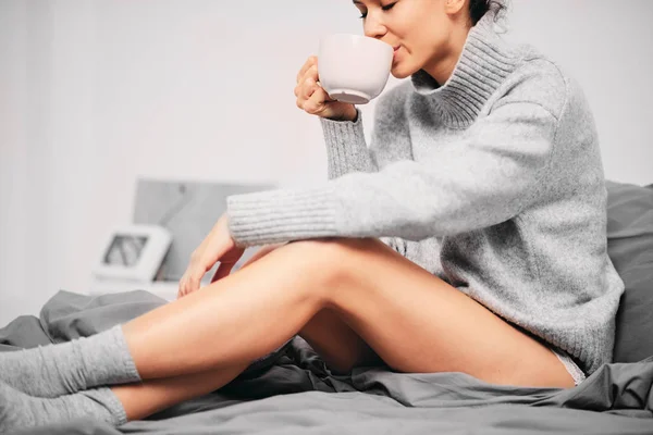 Женщина Сидящая Кровати Утром Пьющая Кофе — стоковое фото