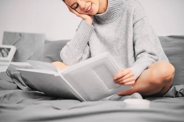 Frau Sitzt Morgens Bett Und Liest Buch — Stockfoto