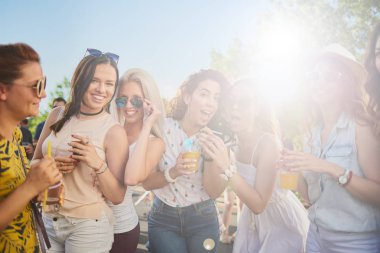 Bir grup insan açık parti ya da Müzik Festivali'nde iyi vakit geçiriyor