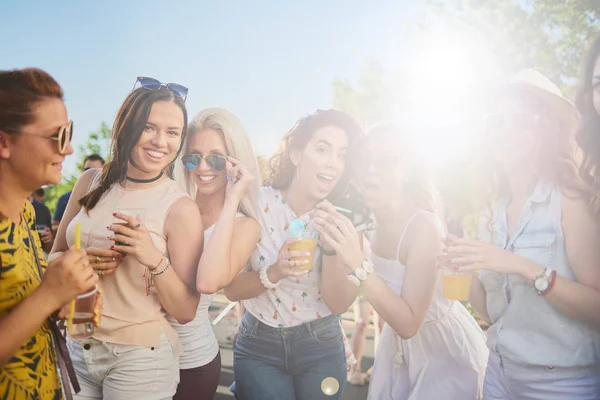 Grupp Människor Med Bra Tid Utomhus Part Eller Musik Festival — Stockfoto