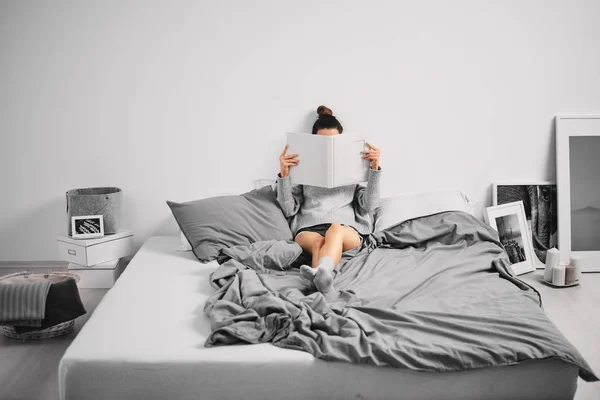 Дівчина Сидить Ліжку Читає Книгу Вранці — стокове фото