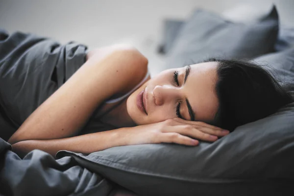 Girl Deitado Cama Dormindo — Fotografia de Stock