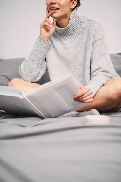 Girl Sitting Bed Reading Book Morning — Stock Photo, Image