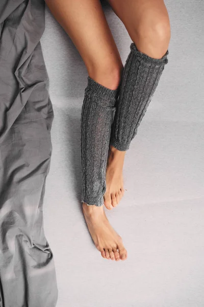 Gros Plan Des Jambes Femme Dans Lit — Photo