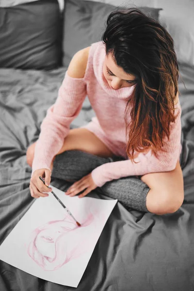 Mädchen Sitzt Morgens Auf Bett Und Malt Mit Aquarellen — Stockfoto