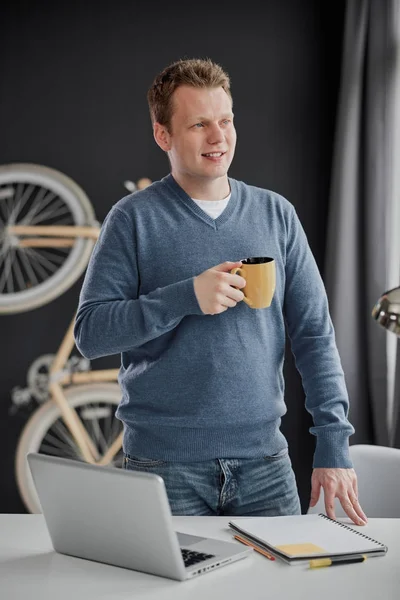 Freelancer Koffie Drinken Zoek Venster Terwijl Kantoor Aan Huis — Stockfoto