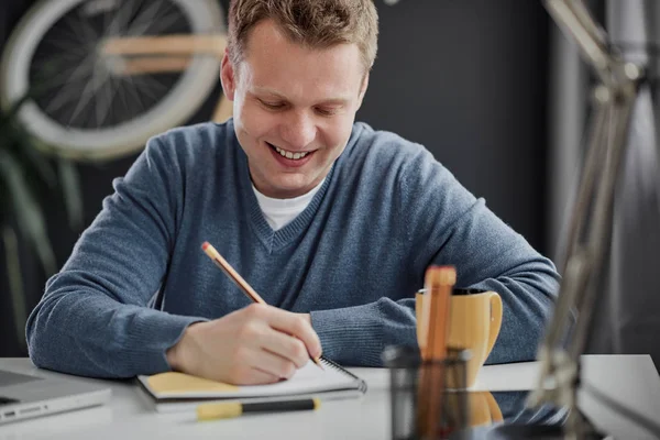 Zakenman Die Aantekeningen Maakt Terwijl Office Thuis Zitten — Stockfoto