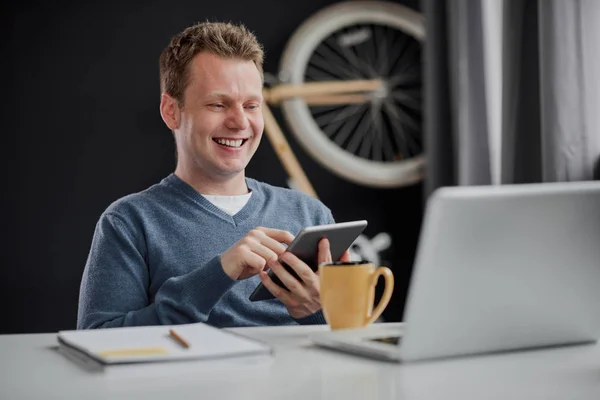 Zakenman Met Behulp Van Tablet Voor Het Lezen Van Nieuws — Stockfoto