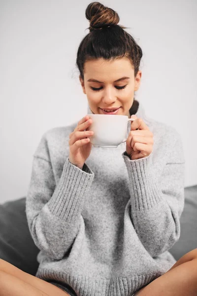 Junge Schöne Frau Trinkt Morgenkaffee — Stockfoto
