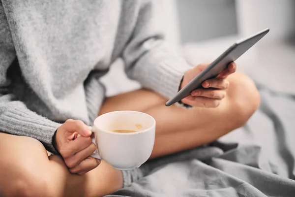 Dziewczyna Picie Kawy Rano Siedzi Łóżku — Zdjęcie stockowe