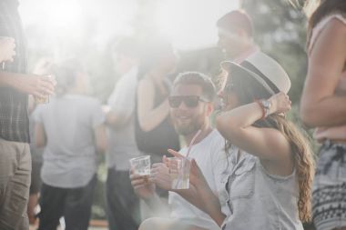 Bir grup insan açık parti ya da Müzik Festivali'nde iyi vakit geçiriyor