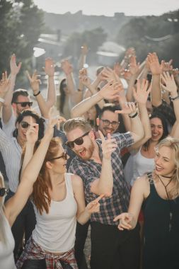 Bir grup insan açık parti ya da Müzik Festivali'nde iyi vakit geçiriyor