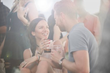 Bir grup insan açık parti ya da Müzik Festivali'nde iyi vakit geçiriyor