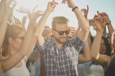 Bir grup insan açık parti ya da Müzik Festivali'nde iyi vakit geçiriyor